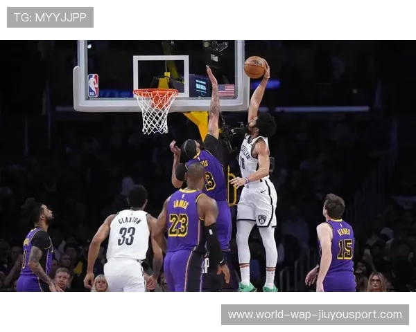 戴维斯二次起跳补扣，湖人禁区硬度在线