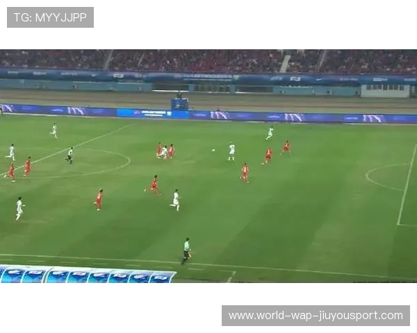 河南队古斯塔沃禁区内停球回做,后插上一脚推射偏出